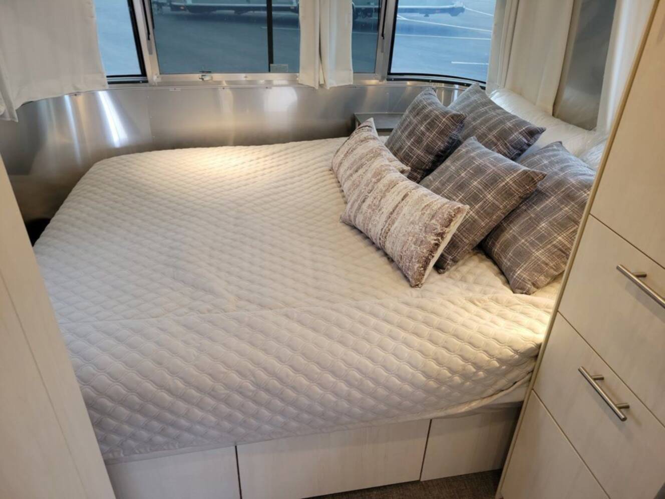 A photo of this 2026 Airstream Flying Cloud 23 FBQ