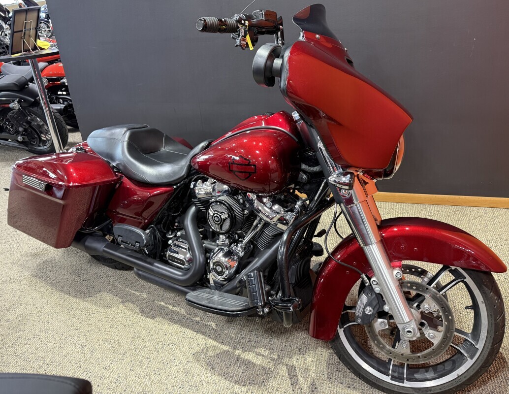 2017 Harley-Davidson Street Glide in Carroll, IA