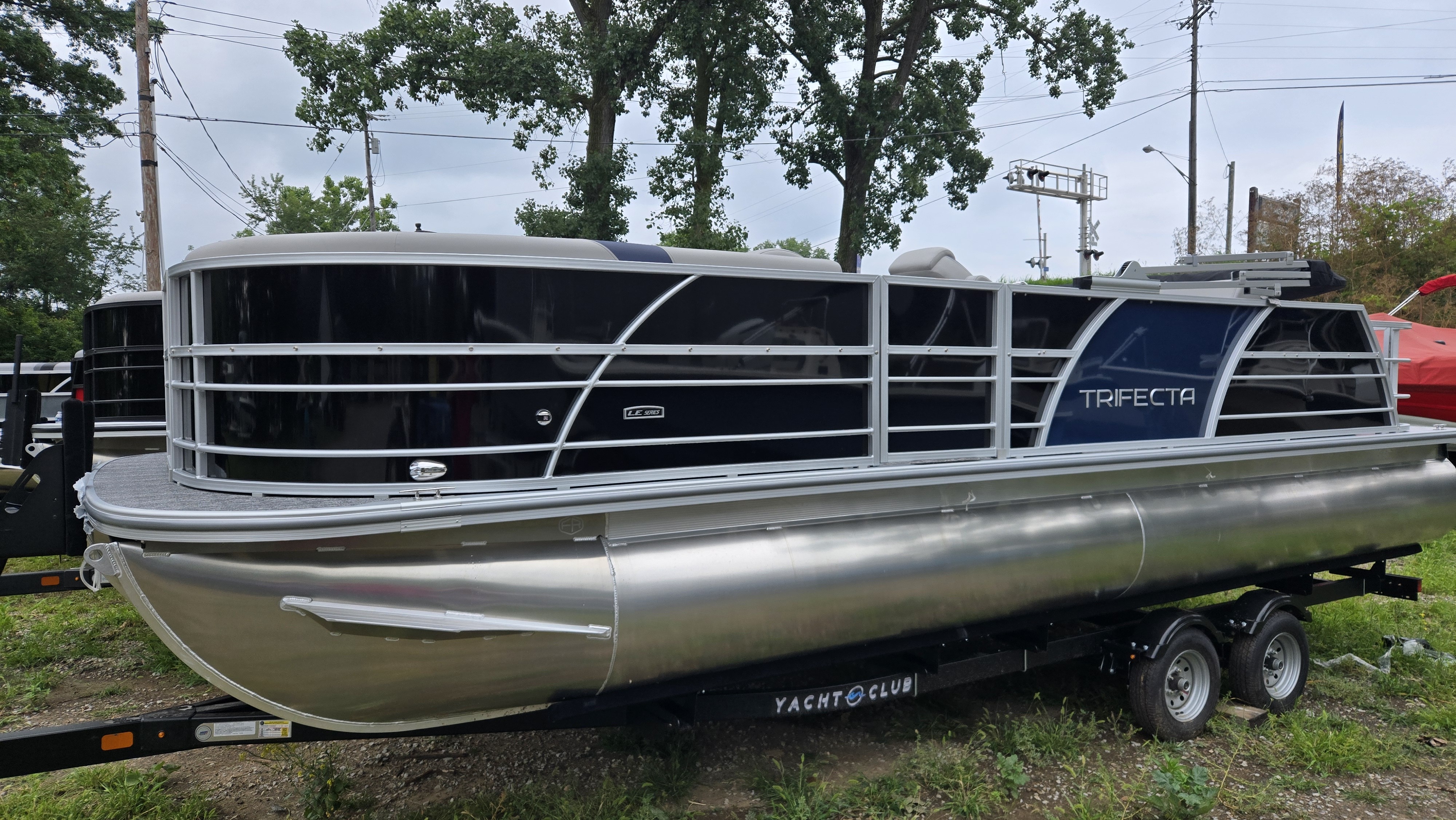 2027 Trifecta 24UL LE T 27RF-UDS-XR in vermilion OH