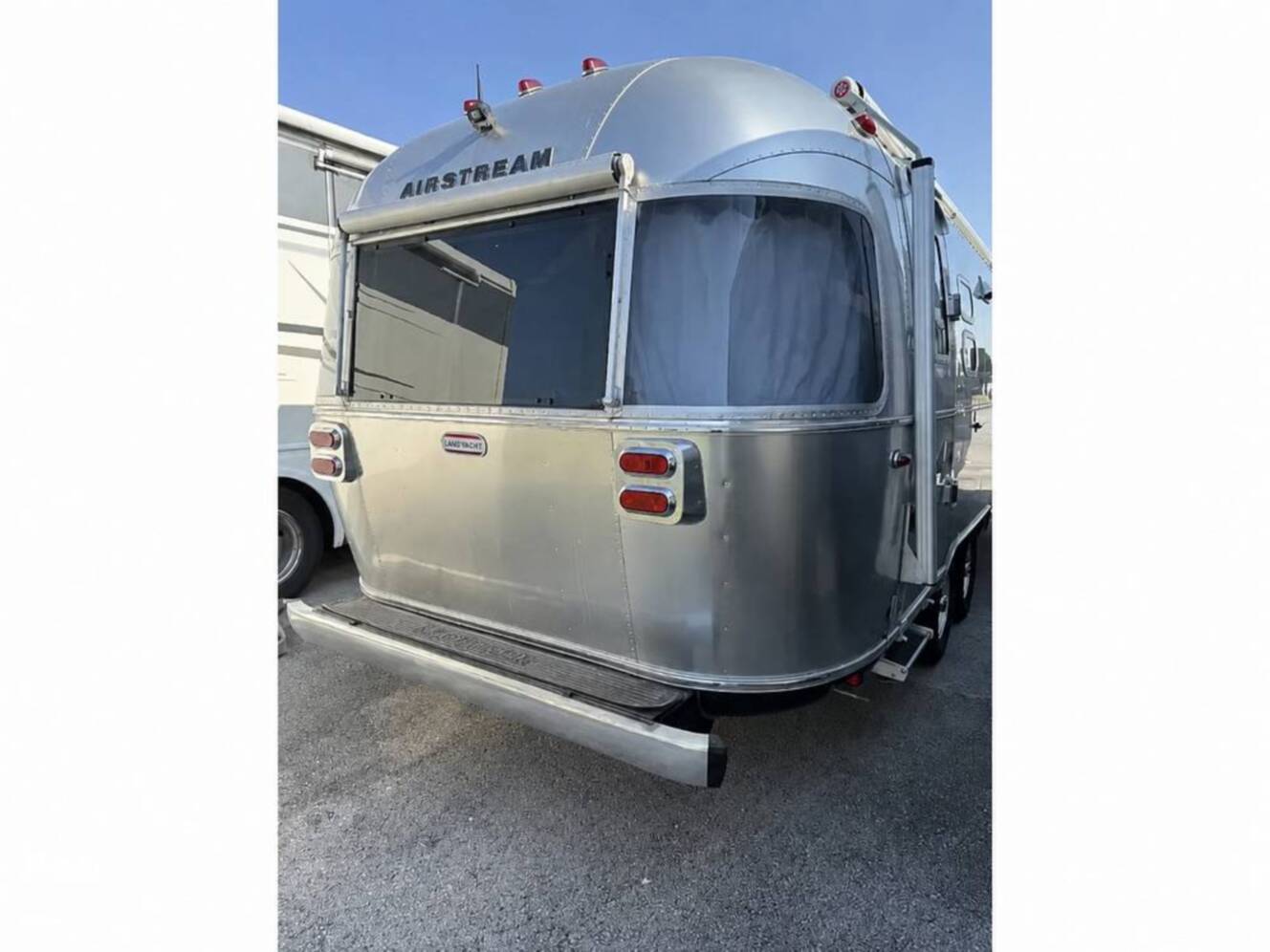 A photo of this 2023 Airstream International 25FB Twin