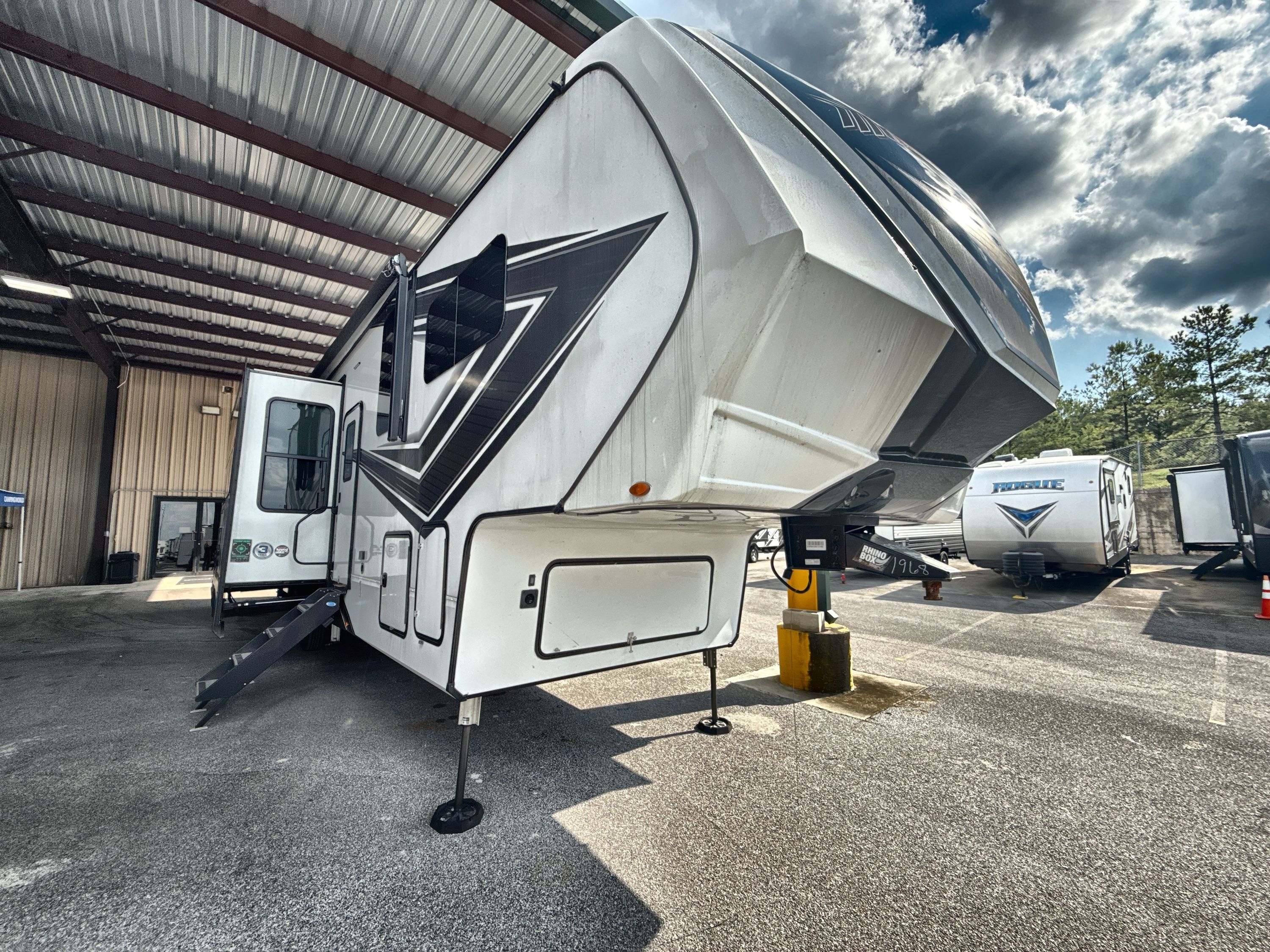 2022 Grand Design MOMENTUM M CLASS 351MS in calera AL