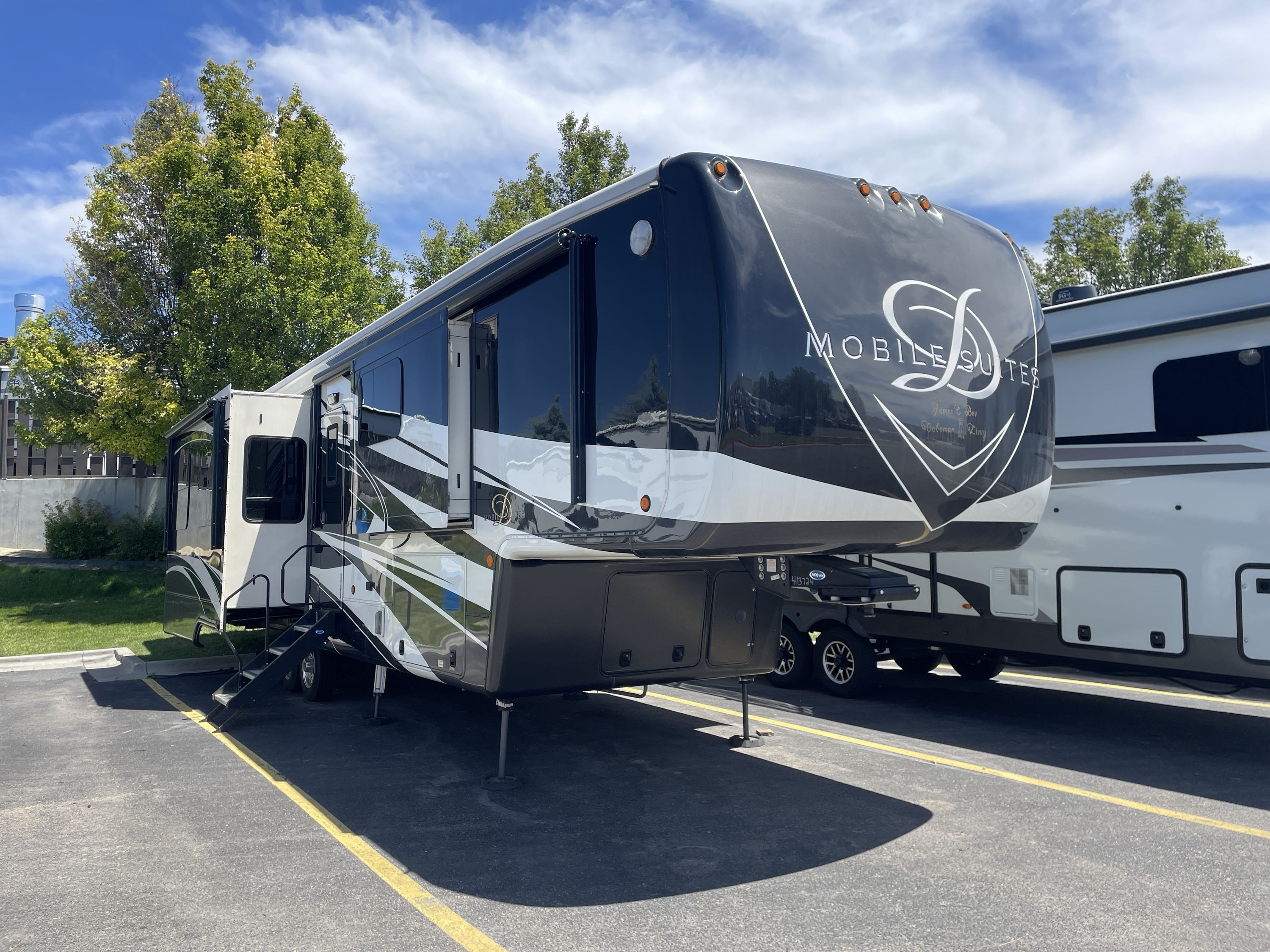 2020 DRV LUXURY SUITES MOBILE SUITES 39DBRS3 RV