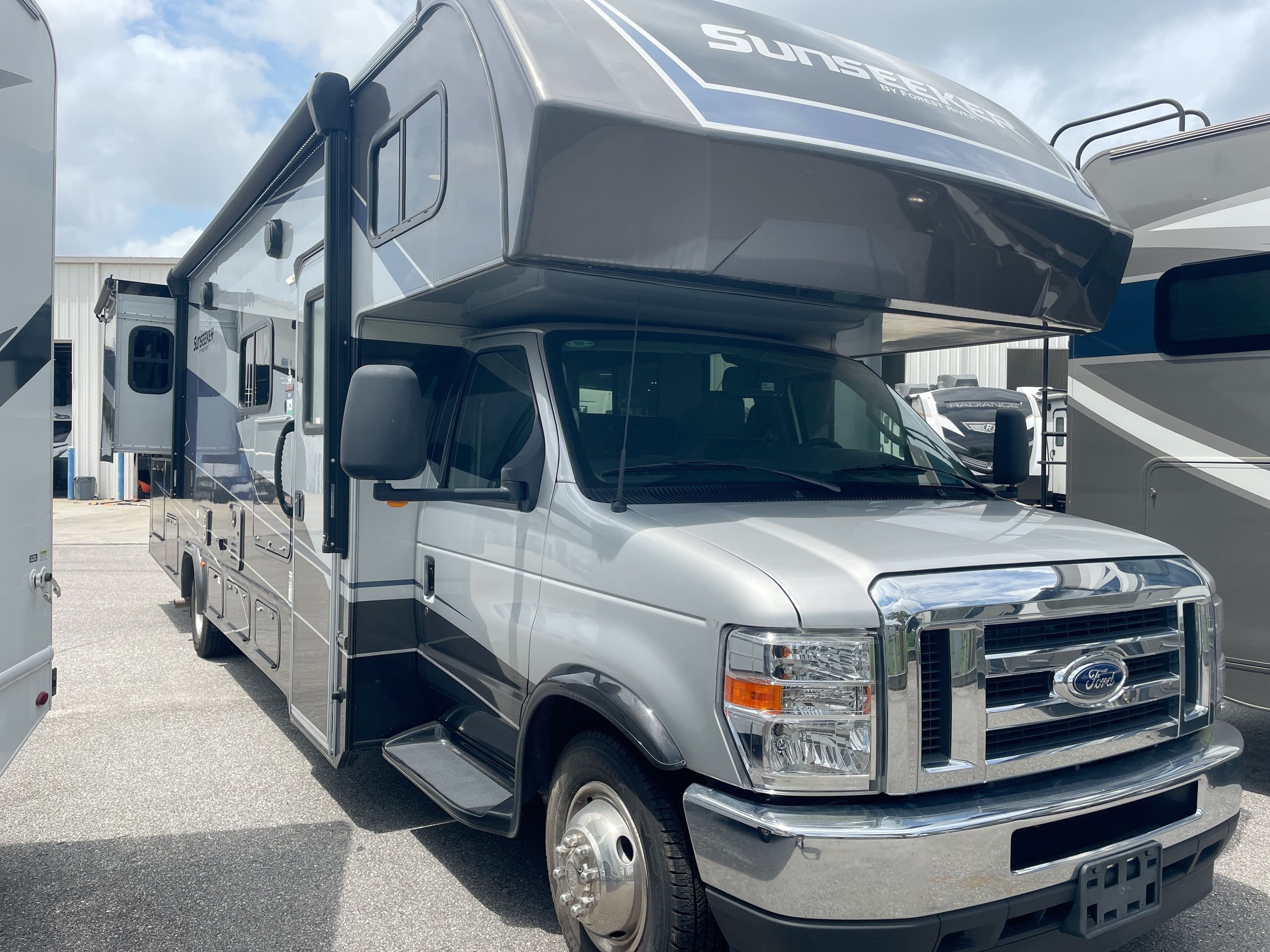 2025 Forest River SUNSEEKER 3010DSF RV