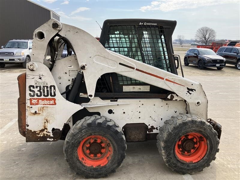 2008 BOBCAT S300 in Farley, IA