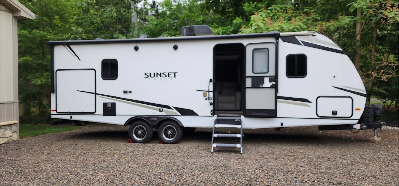 A photo of this 2022 Crossroads SUNSET TRAIL SUPER LITE SS253RB