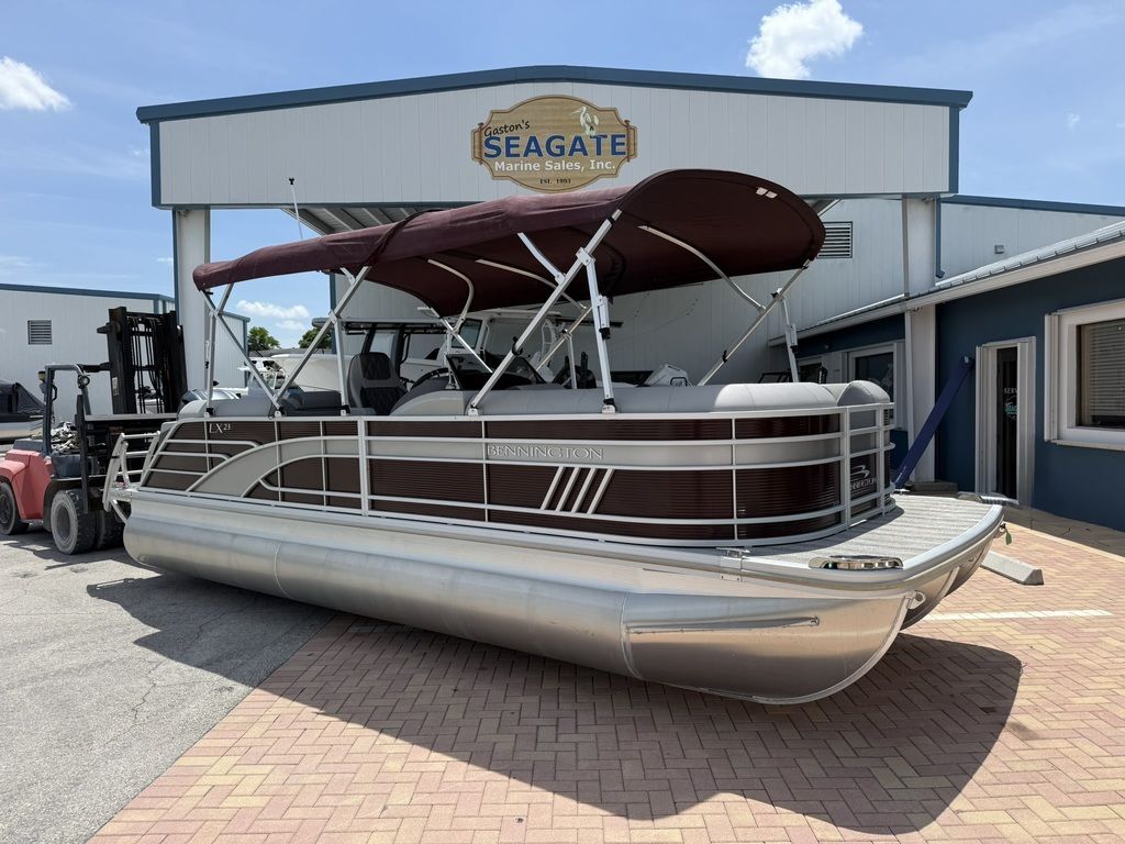2023 Bennington 23 LXFB Pontoon Boat boat
