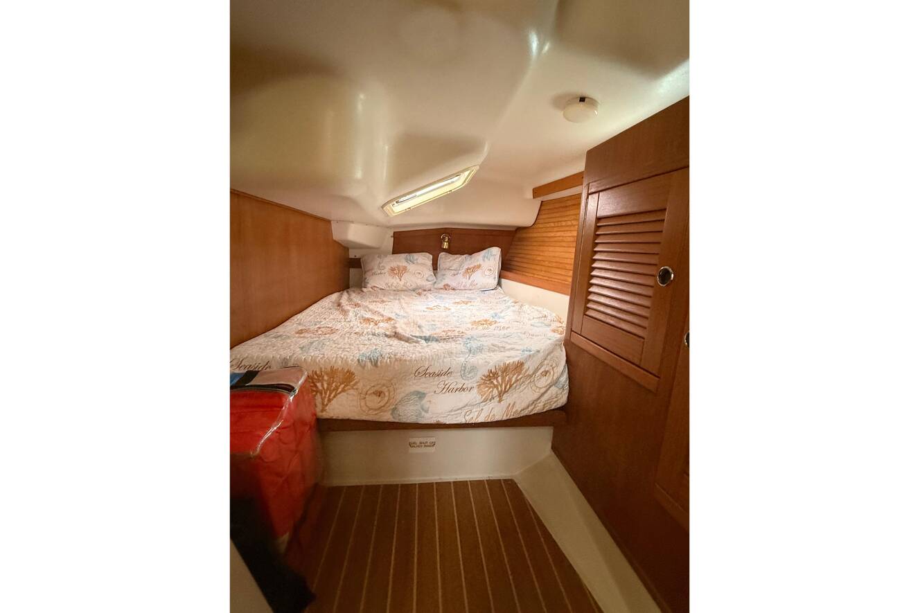 A photo of this 2001 Catalina 390