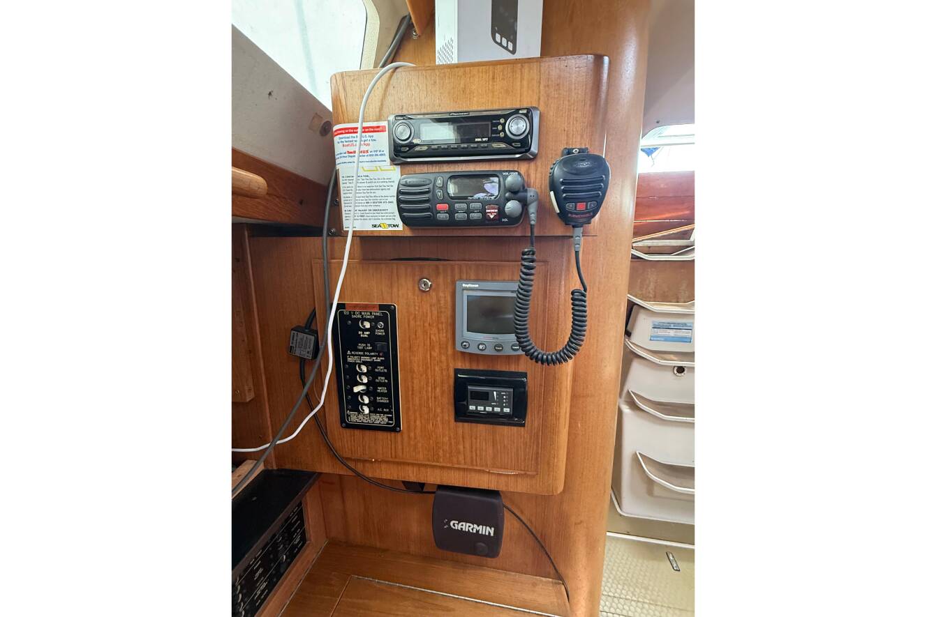 A photo of this 2001 Catalina 390