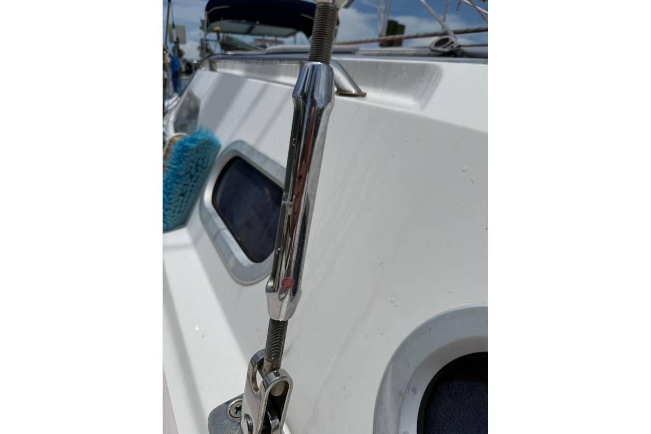 A photo of this 2001 Catalina 390