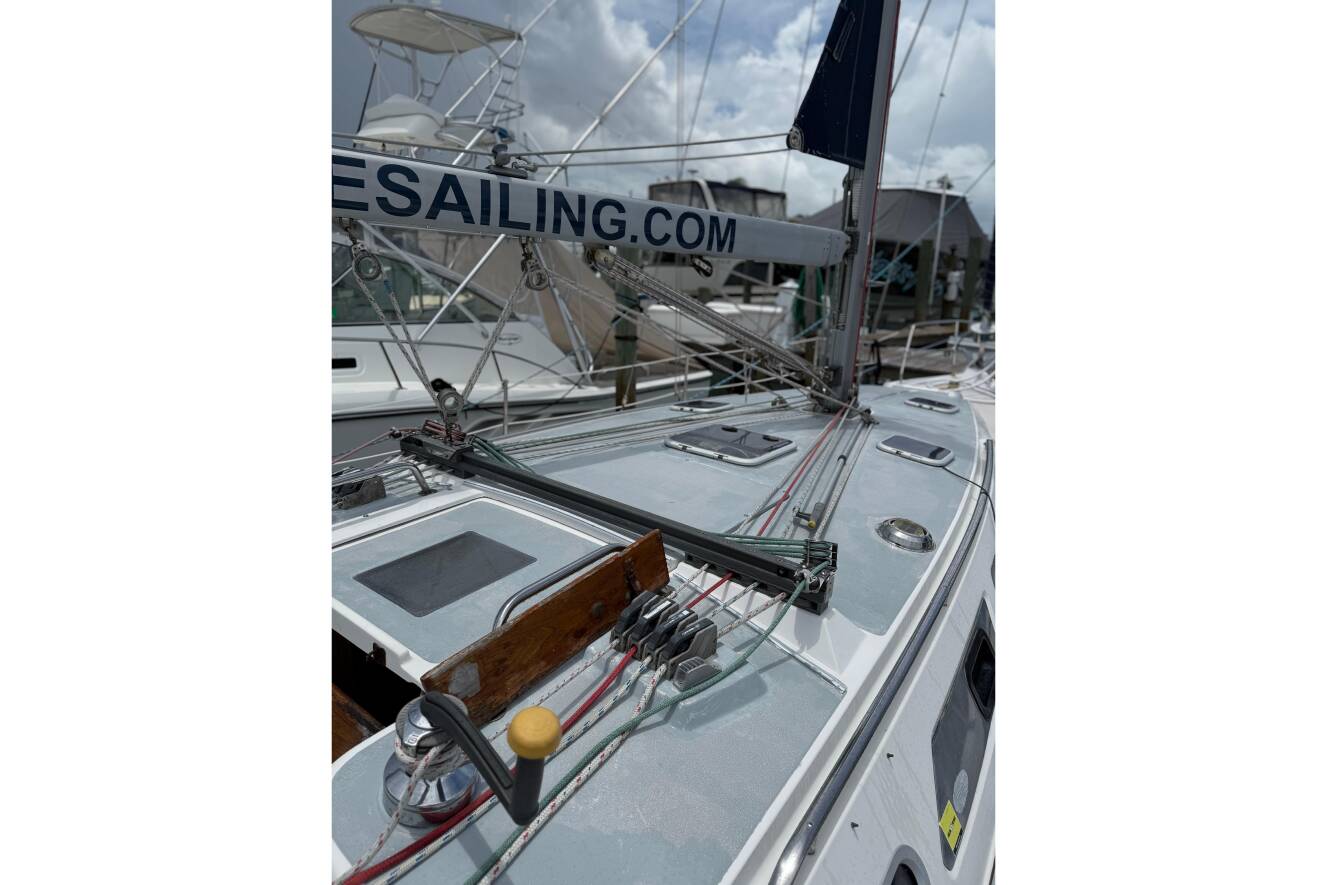 A photo of this 2001 Catalina 390