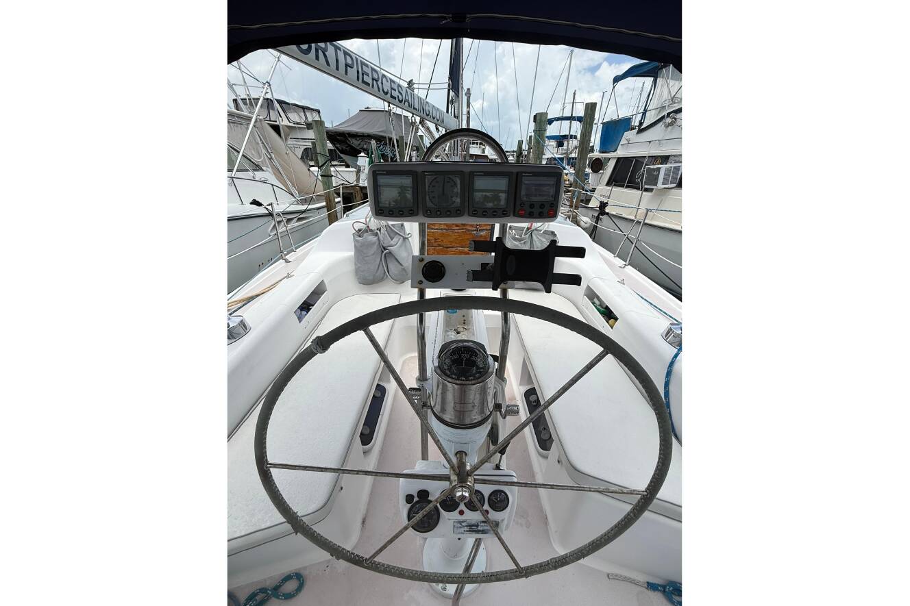 A photo of this 2001 Catalina 390