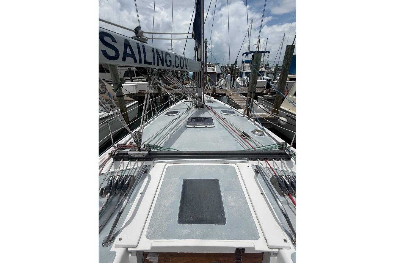 A photo of this 2001 Catalina 390