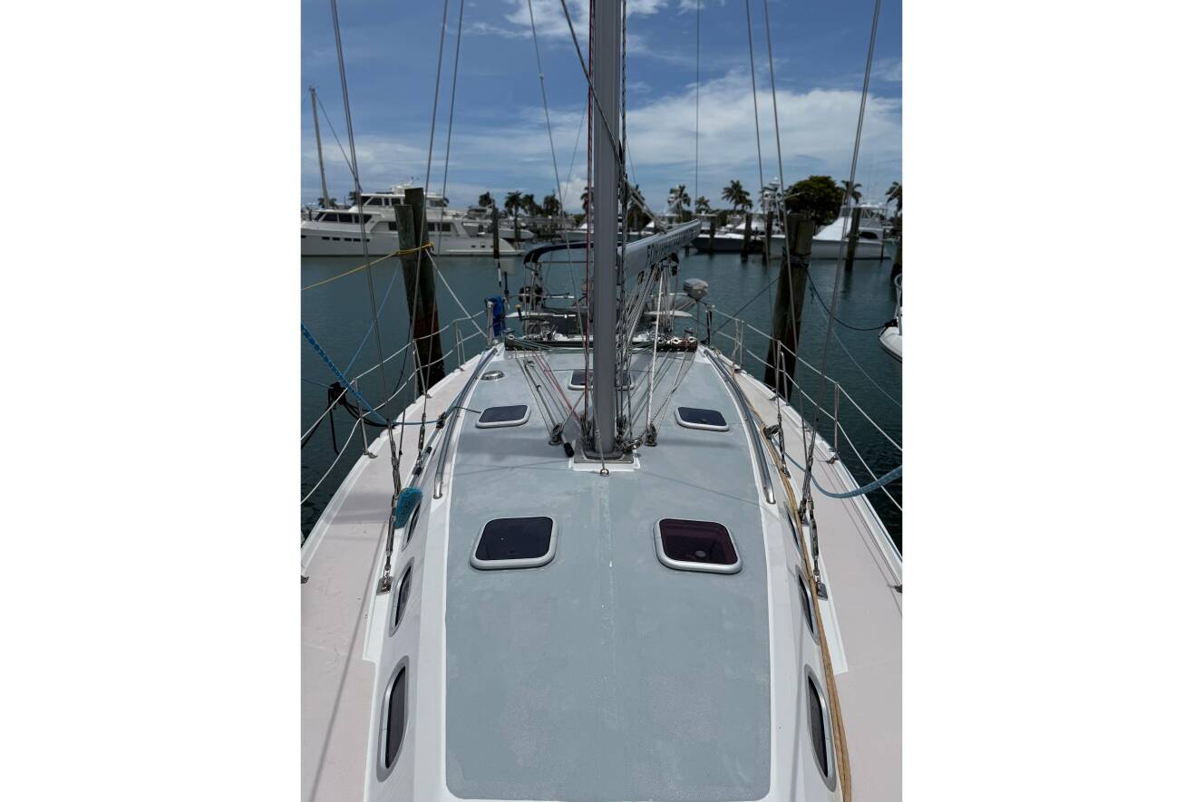 A photo of this 2001 Catalina 390