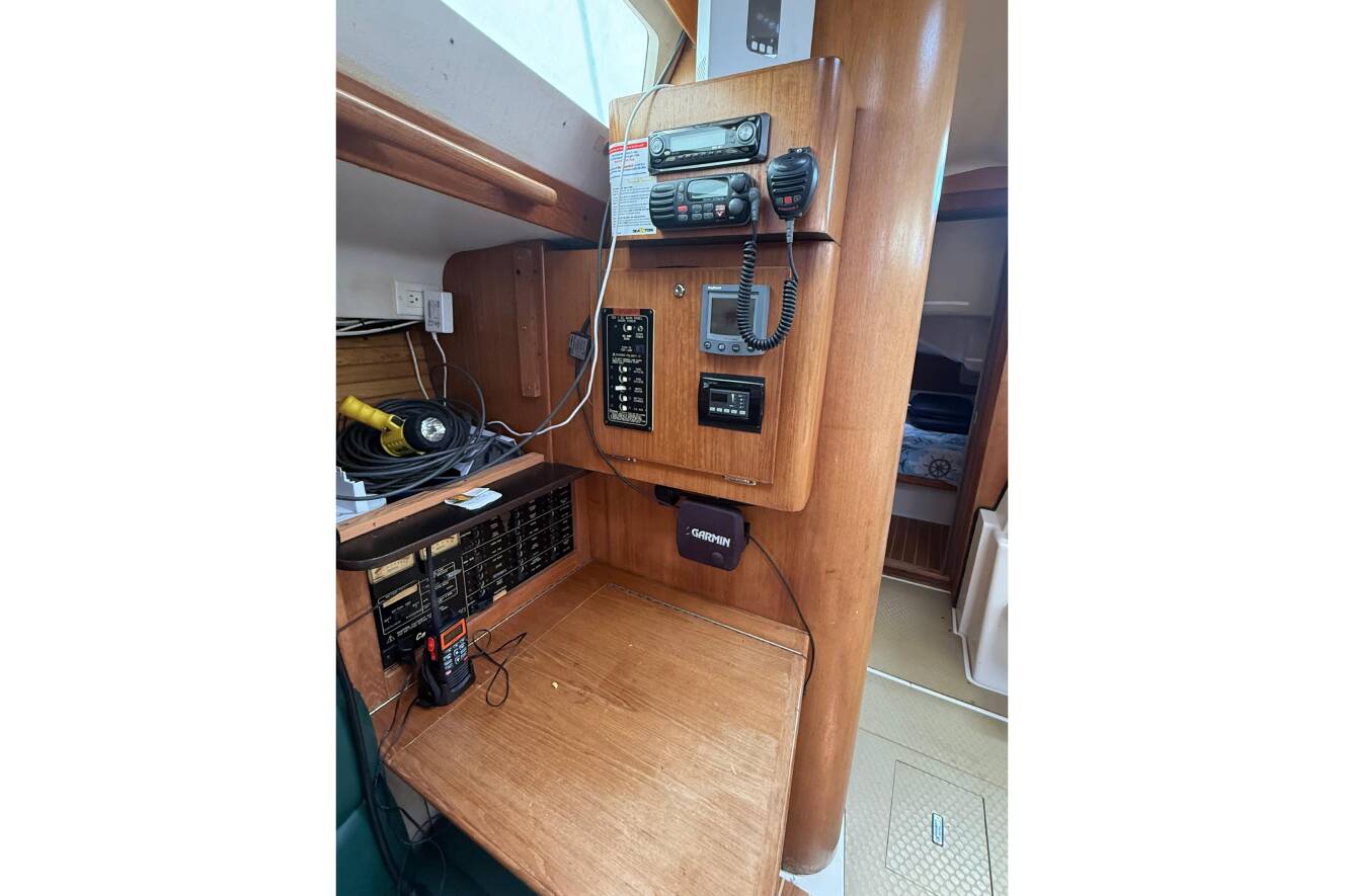 A photo of this 2001 Catalina 390