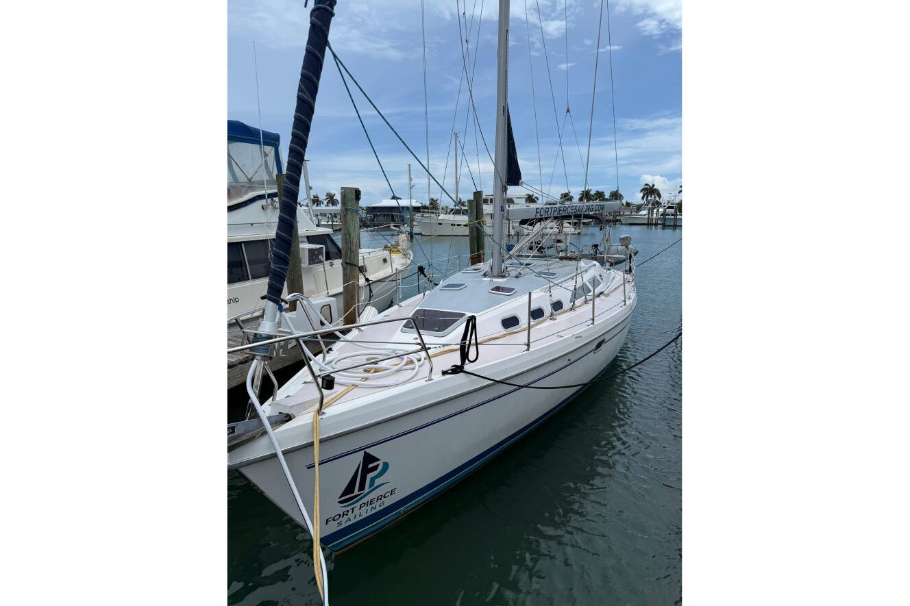 A photo of this 2001 Catalina 390