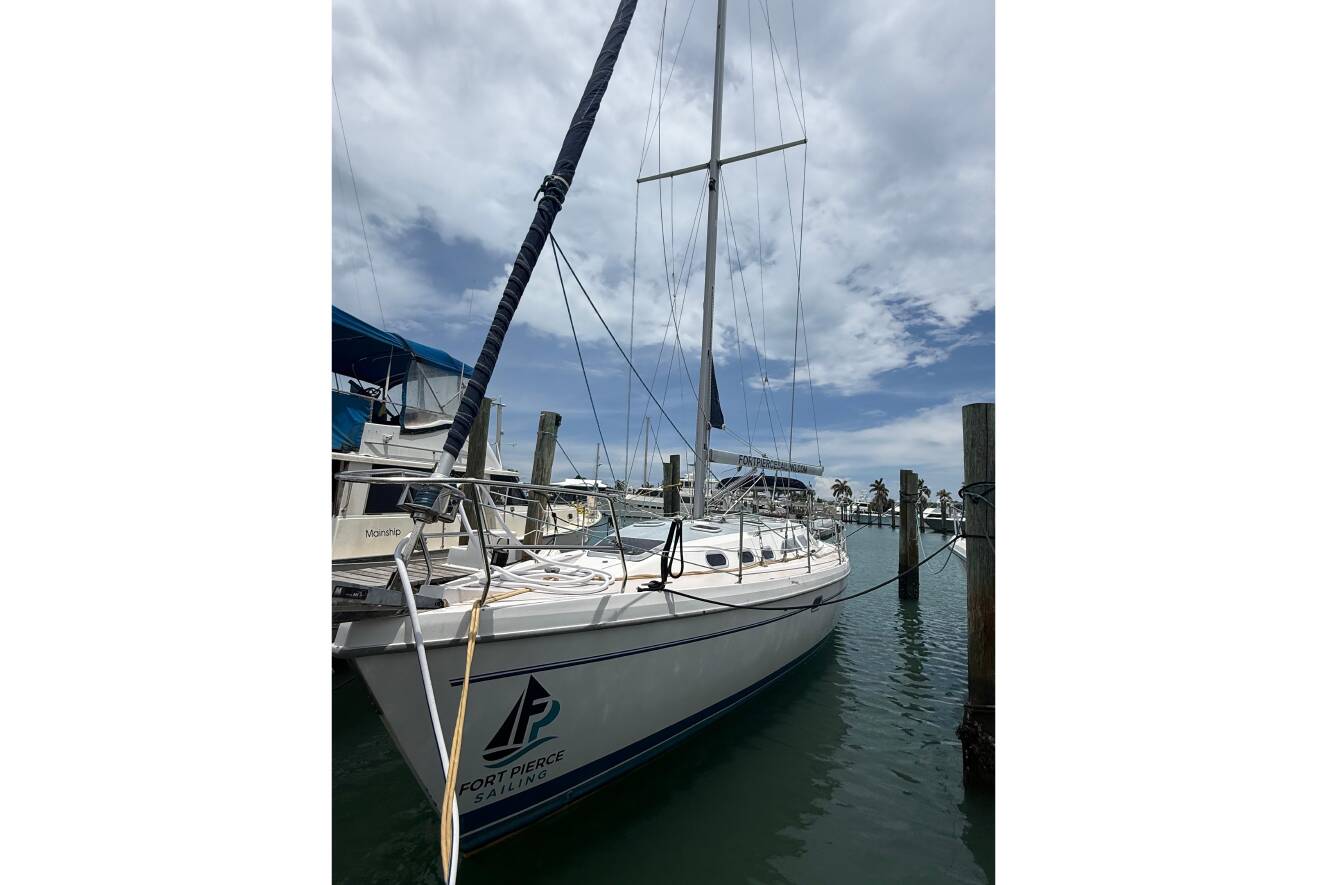 A photo of this 2001 Catalina 390