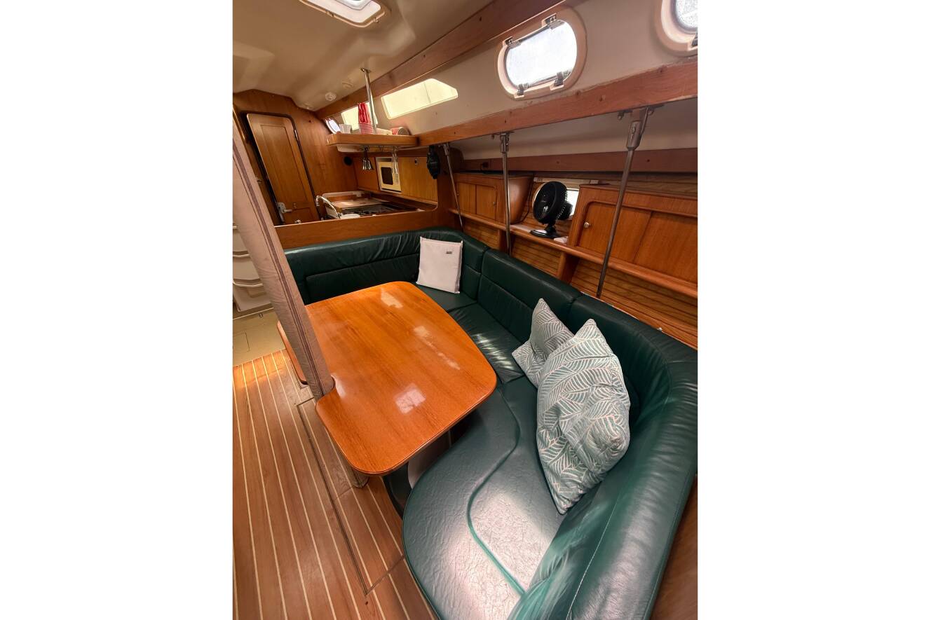 A photo of this 2001 Catalina 390