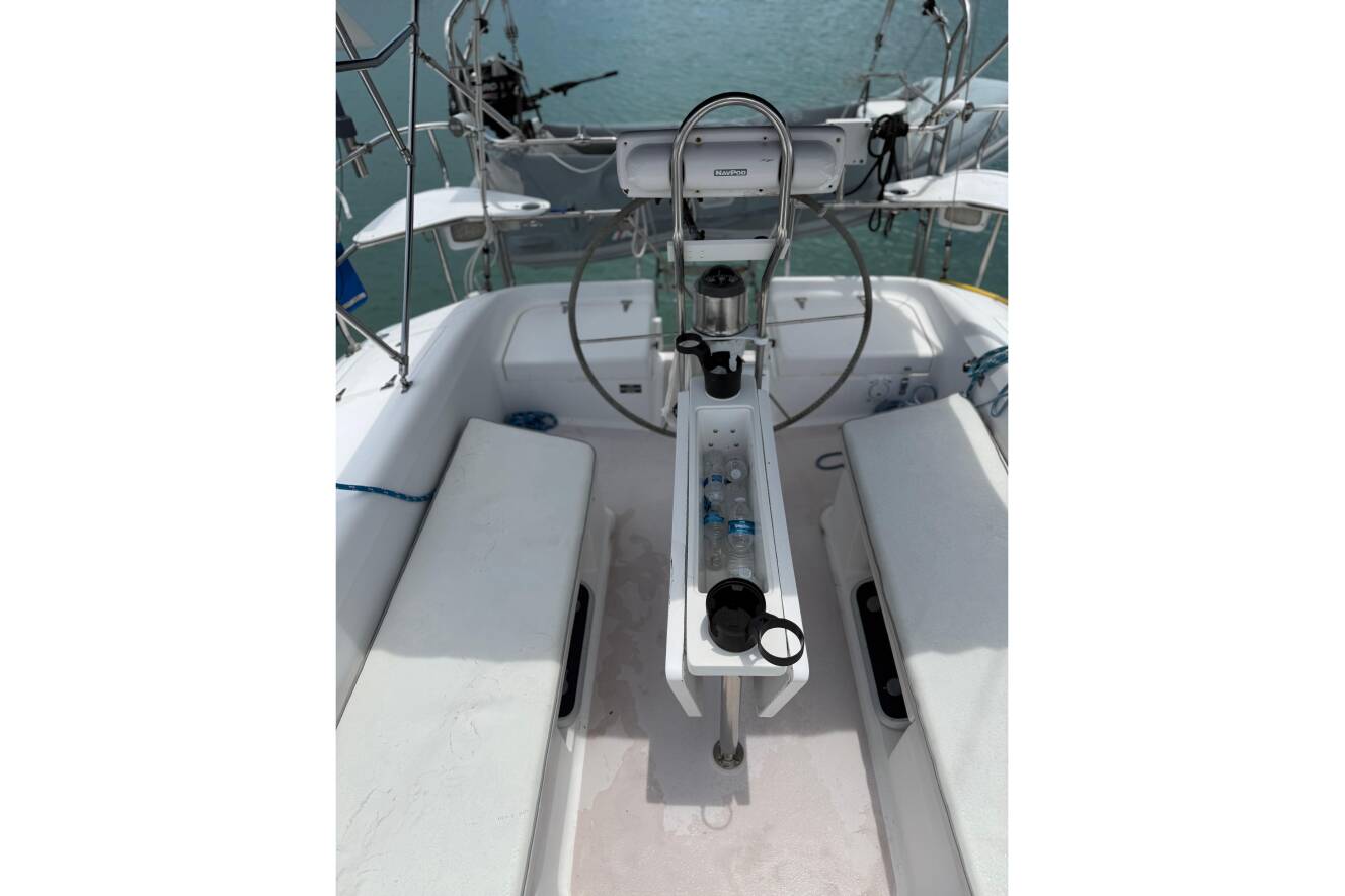 A photo of this 2001 Catalina 390