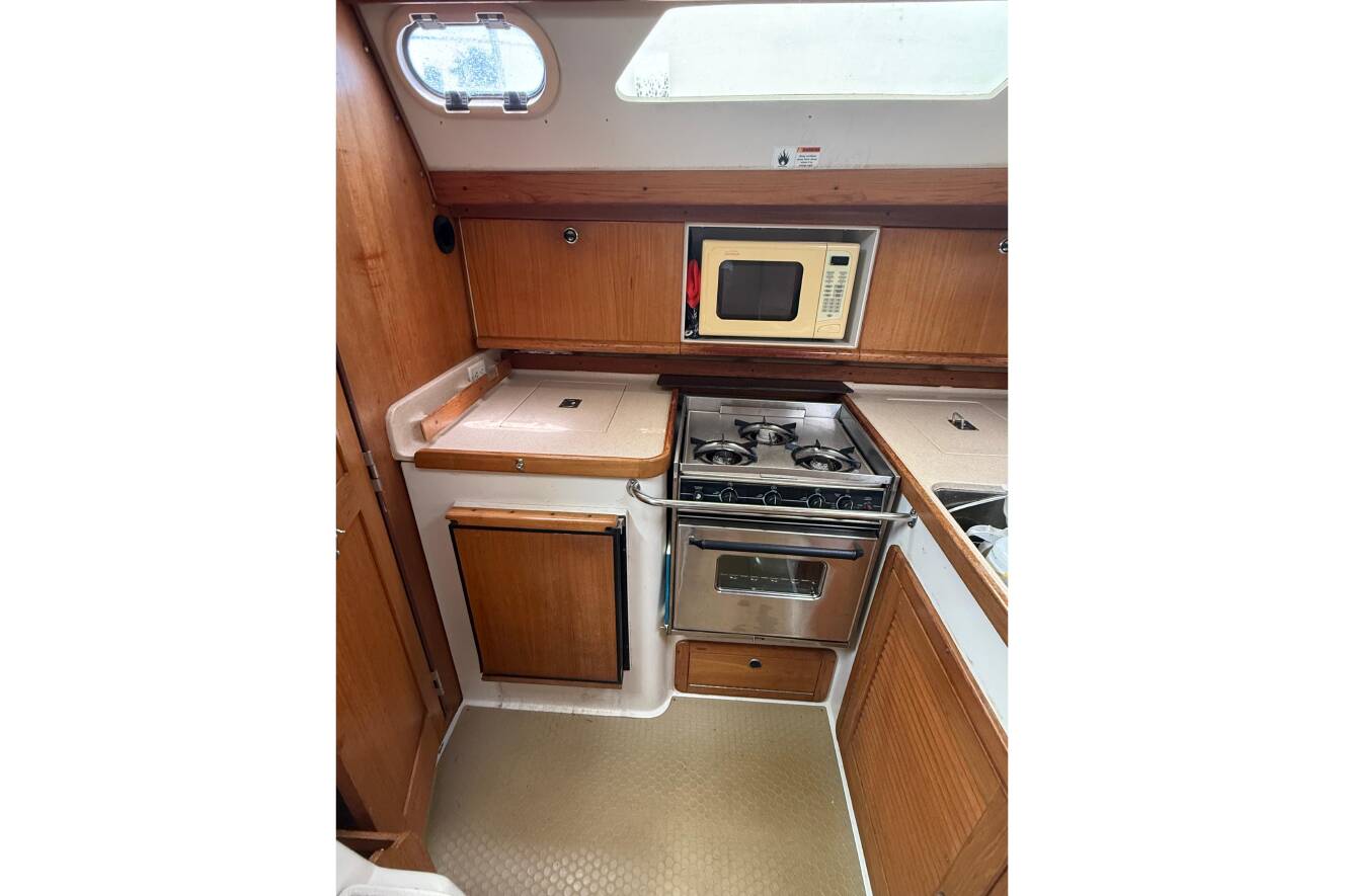 A photo of this 2001 Catalina 390