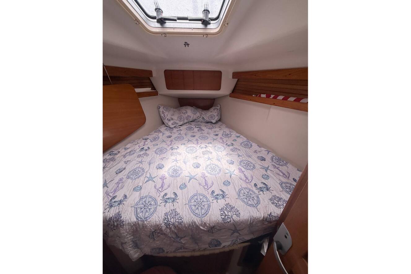 A photo of this 2001 Catalina 390