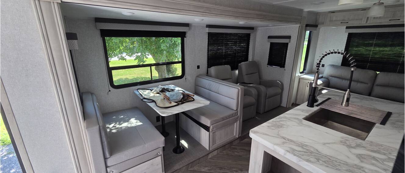 A photo of this 2022 East To West DELLA TERRA 292MK