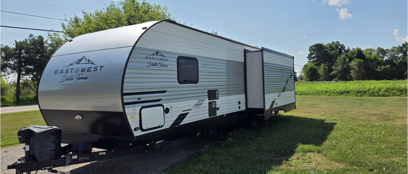 A photo of this 2022 East To West DELLA TERRA 292MK