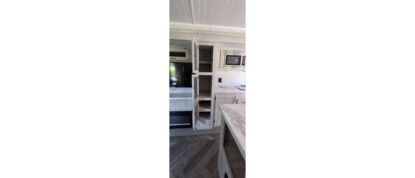 A photo of this 2022 East To West DELLA TERRA 292MK