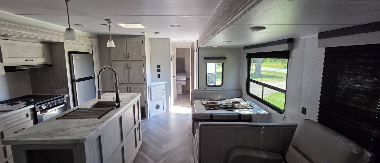 A photo of this 2022 East To West DELLA TERRA 292MK