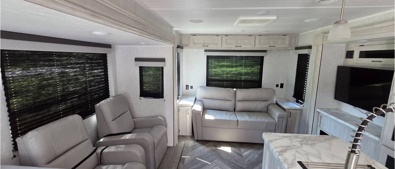 A photo of this 2022 East To West DELLA TERRA 292MK