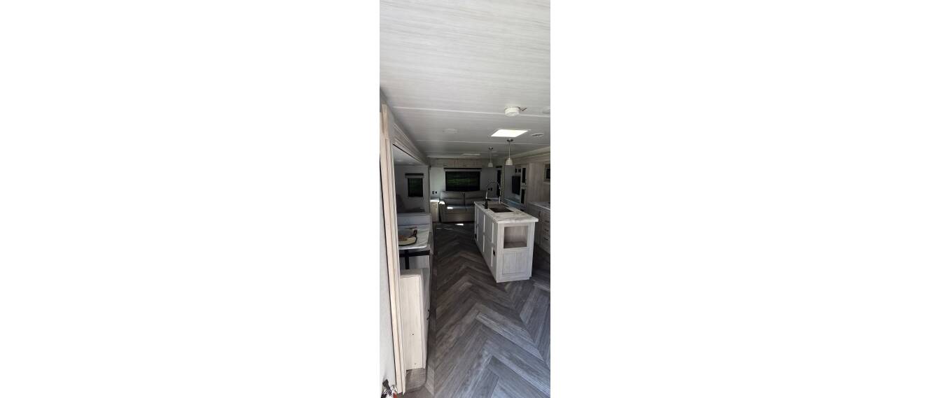 A photo of this 2022 East To West DELLA TERRA 292MK