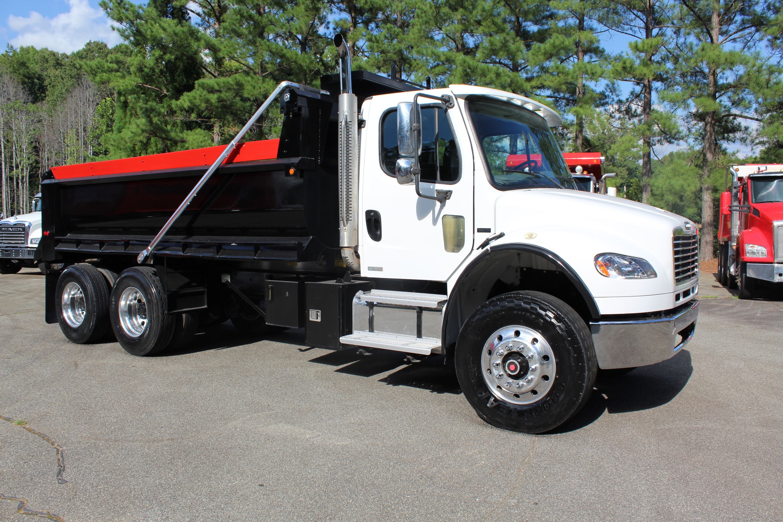 2005 FREIGHTLINER BUSINESS CLASS M2 106 in Mc Leansville, NC