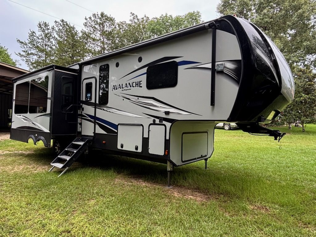 2019 Keystone Avalanche 320RS in livingston TX