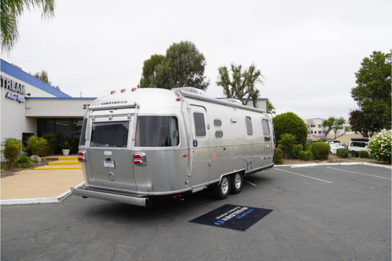 A photo of this 2026 Airstream Flying Cloud 27FBT Hatch