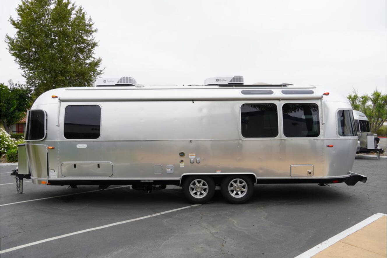 A photo of this 2026 Airstream Flying Cloud 27FBT Hatch