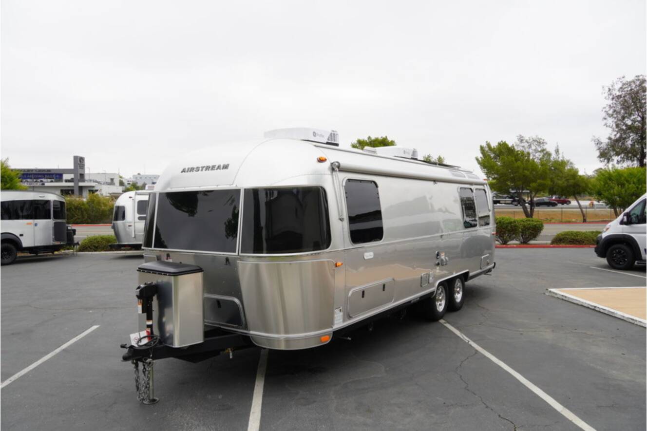 A photo of this 2026 Airstream Flying Cloud 27FBT Hatch