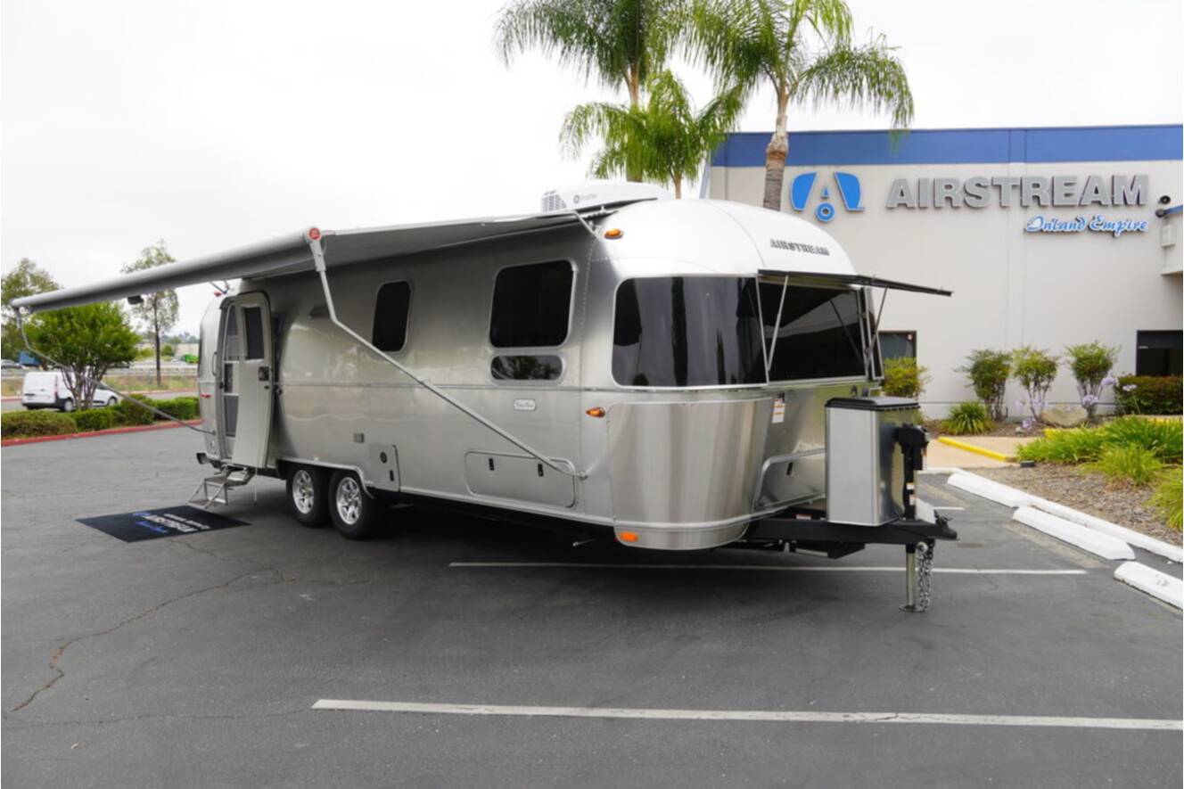 A photo of this 2026 Airstream Flying Cloud 27FBT Hatch