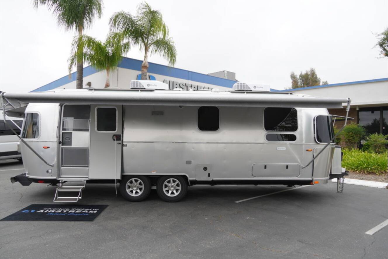 A photo of this 2026 Airstream Flying Cloud 27FBT Hatch