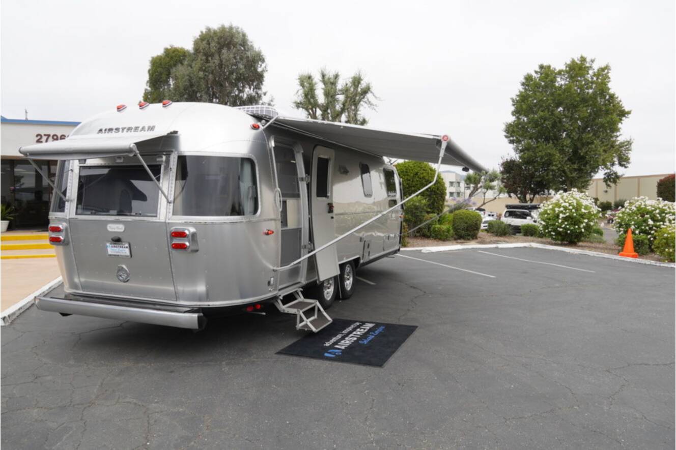 A photo of this 2026 Airstream Flying Cloud 27FBT Hatch