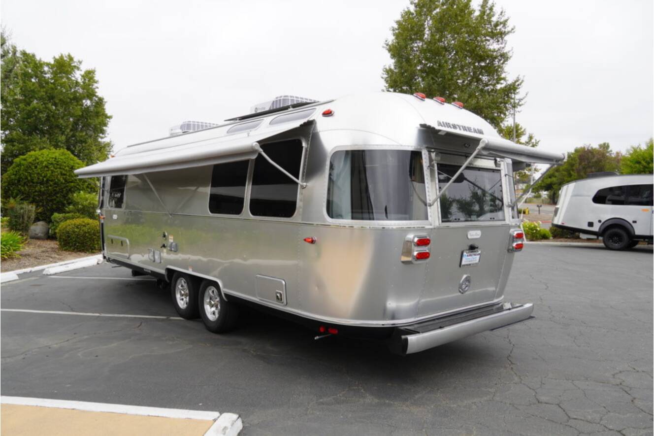 A photo of this 2026 Airstream Flying Cloud 27FBT Hatch