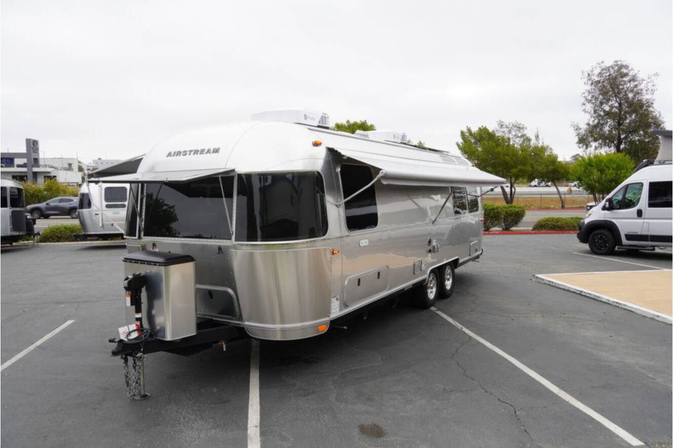 A photo of this 2026 Airstream Flying Cloud 27FBT Hatch