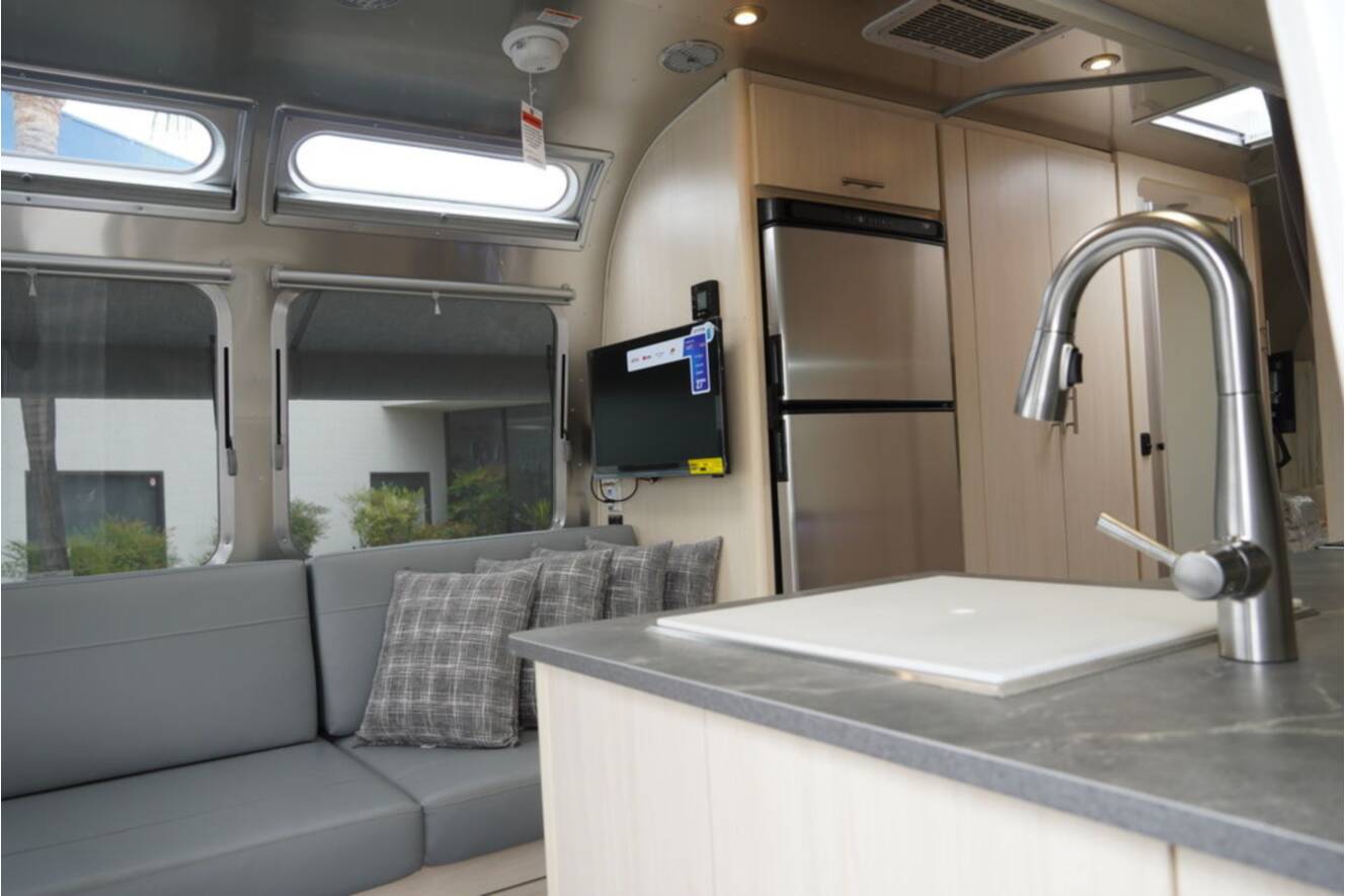 A photo of this 2026 Airstream Flying Cloud 27FBT Hatch