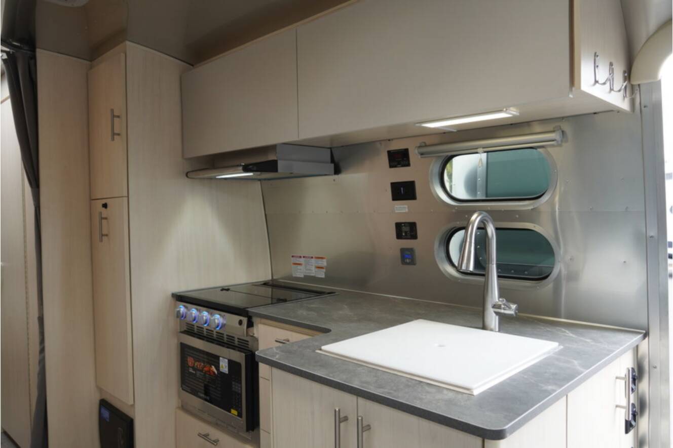 A photo of this 2026 Airstream Flying Cloud 27FBT Hatch
