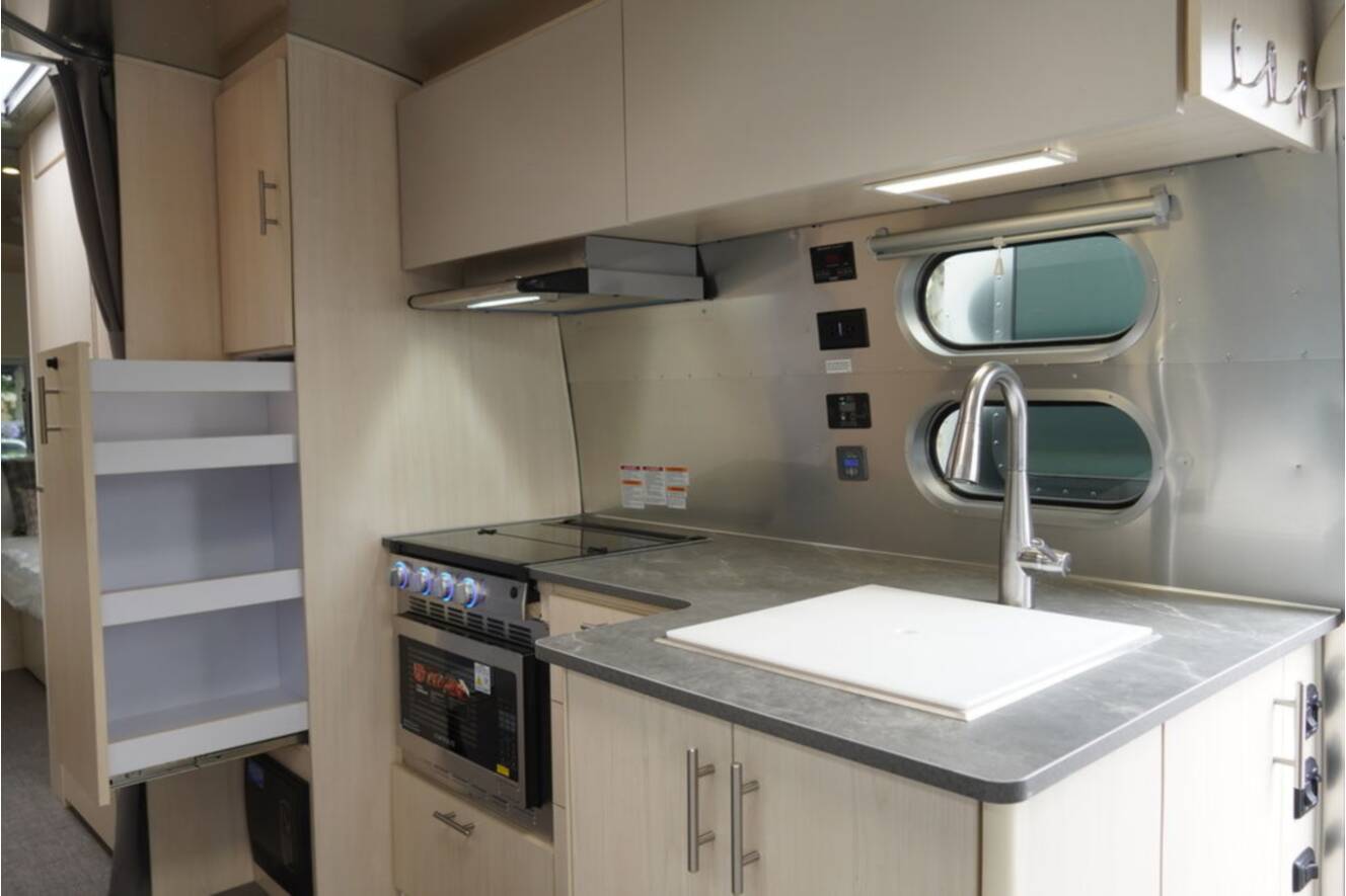 A photo of this 2026 Airstream Flying Cloud 27FBT Hatch