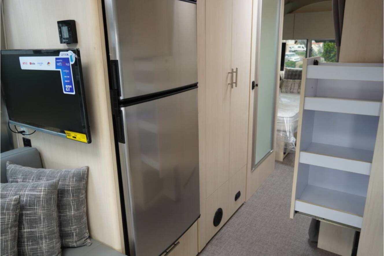 A photo of this 2026 Airstream Flying Cloud 27FBT Hatch