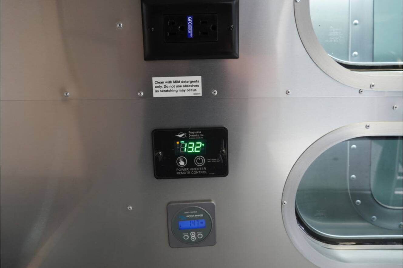 A photo of this 2026 Airstream Flying Cloud 27FBT Hatch