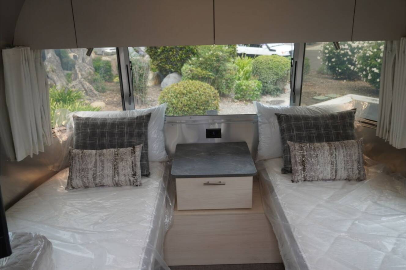 A photo of this 2026 Airstream Flying Cloud 27FBT Hatch