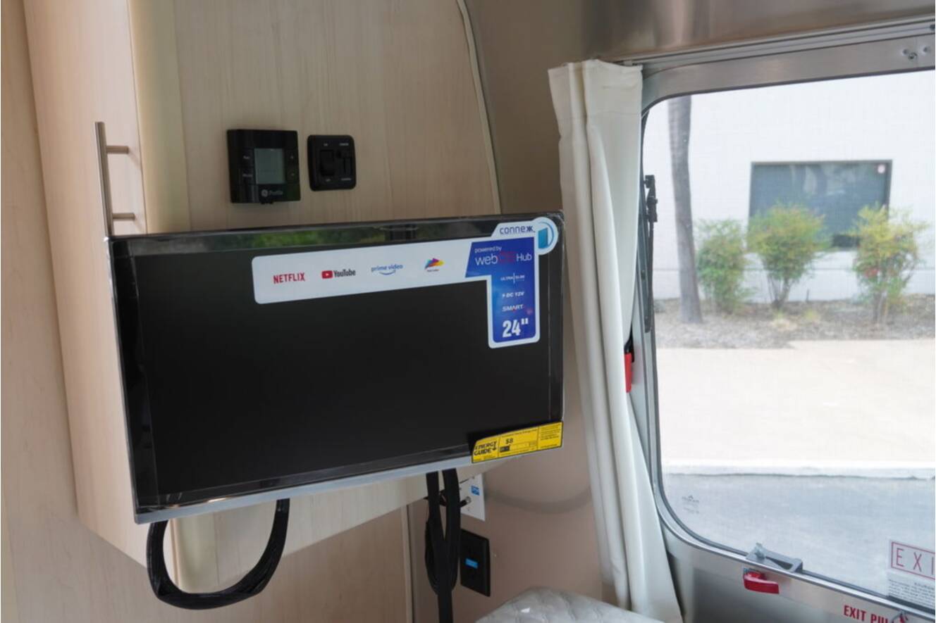 A photo of this 2026 Airstream Flying Cloud 27FBT Hatch