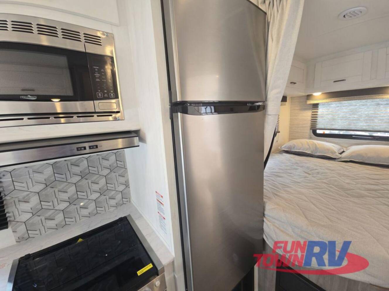 A photo of this 2025 Gulf Stream Rv Yellowstone Y6237LE