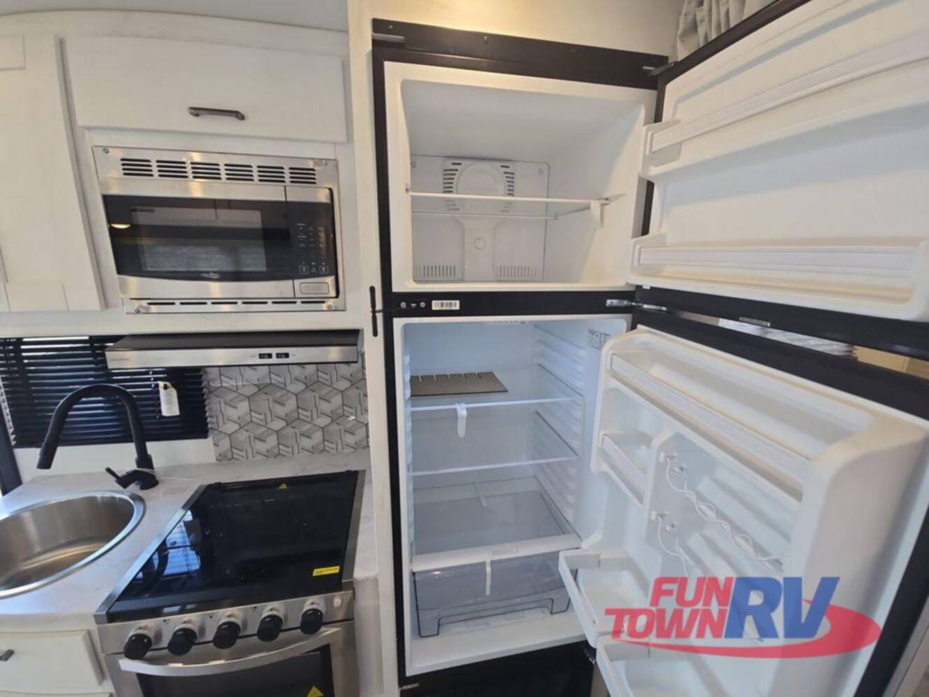 A photo of this 2025 Gulf Stream Rv Yellowstone Y6237LE