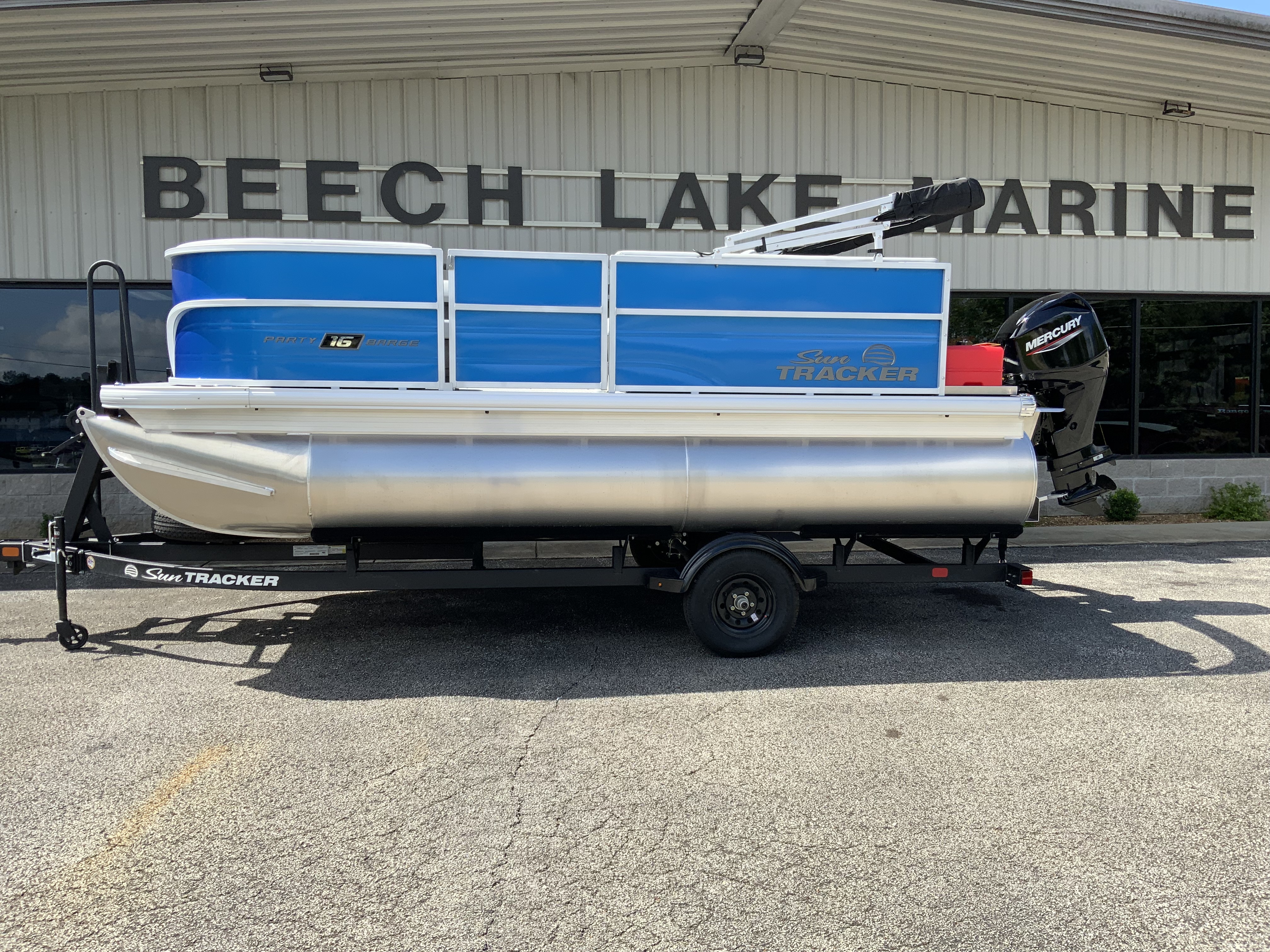 2027 Sun Tracker Party Barge® 16 DLX 22 RF XP3 in lexington TN